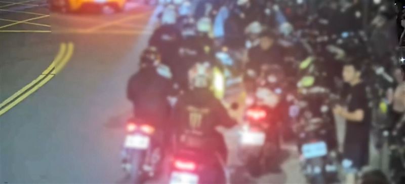 陽明山下自祥街一帶有大批改裝車輛聚集，沿仰德大道前往陽明山地區違規飆車。（圖／翻攝畫面）
