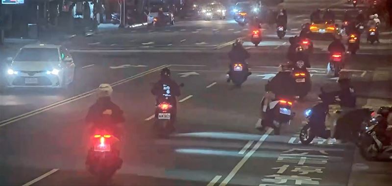 警方共計攔查汽車3輛、機車39輛，合計42車、52人。（圖／翻攝畫面）