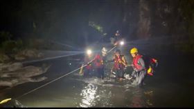 一群外籍遊客在錦屏溪戲水時，因溪水暴漲，其中一名男遊客遭沖走失聯，警消獲報到場搜救，2小時之後，於事發地點下游約100公尺處尋獲該名男遊客。（圖／翻攝畫面）