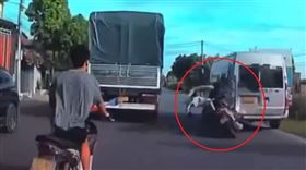 越南,興安省,越南,事故,畫面,男女,廂型車,騎士,車禍,死亡。（圖／翻攝自X）