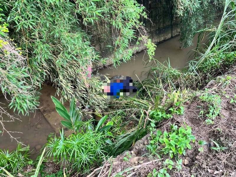 苗栗老翁面部朝下倒臥在一旁水溝裡，被救起時已死亡。（圖／翻攝畫面）