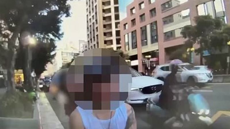 29歲嚴姓男子揹有毒品、詐欺通緝,上月才因交通違規遭到員警攔查謊報身分。(圖/翻攝畫面)