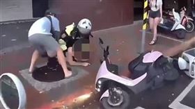 嚴男昨（14日）下午騎機車載女友行經台北市信義區，又遭到同一名員警認出上前逮人。（圖／翻攝畫面）