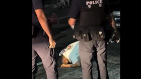 台東羅姓男子飲酒後失態，當場下跪哭喊著叫警方送他回家。（圖／翻攝爆料公社）