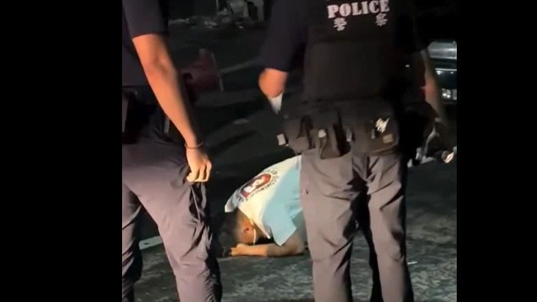 台東醉男下跪吵要回家!下一站...派出所
