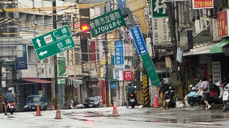新/仁德路塌陷!路標 「沈沒」傾斜