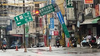 新／仁德路塌陷！路標 「沈沒」傾斜