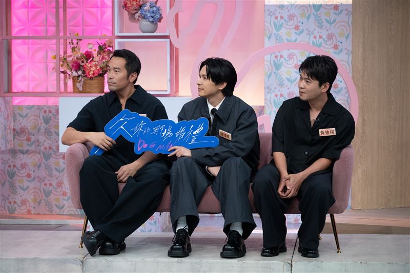 張孝全（左起）、姚淳耀、黃迪楊爆料嚴藝文導演片場嚴格執導事跡。（圖／東森提供）