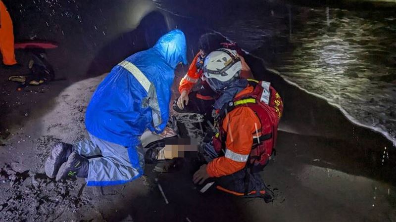 台南黃金海岸2女溺水 遭大浪滅頂1死1傷