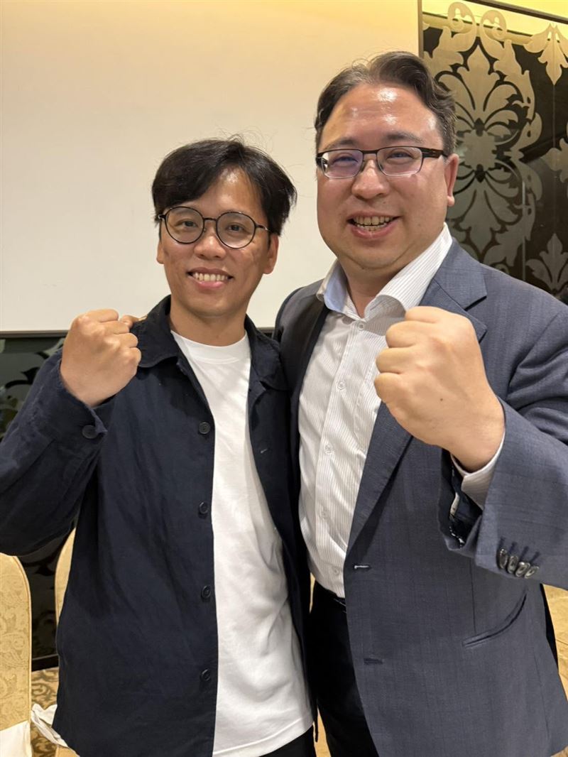民進黨桃園市議員余信憲(左)、民進黨桃園市長參選人黃世杰(圖/翻攝自余信憲臉書)