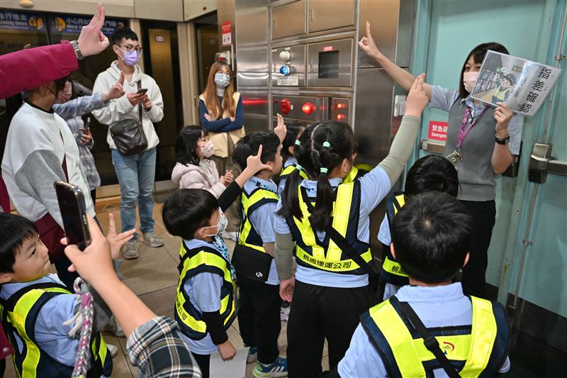 活動開放4至8歲孩童化身一日捷運站長,體驗售票、旅客引導及車站巡檢等工作內容。(圖/桃園捷運提供)