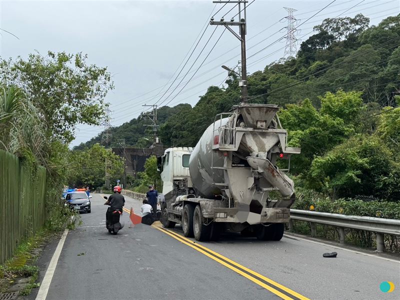 新北市三峽區建安路今(15日)上午一輛機車和混凝土預拌車發生碰撞,機車駕駛朱男命危送醫。(圖/翻攝畫面)