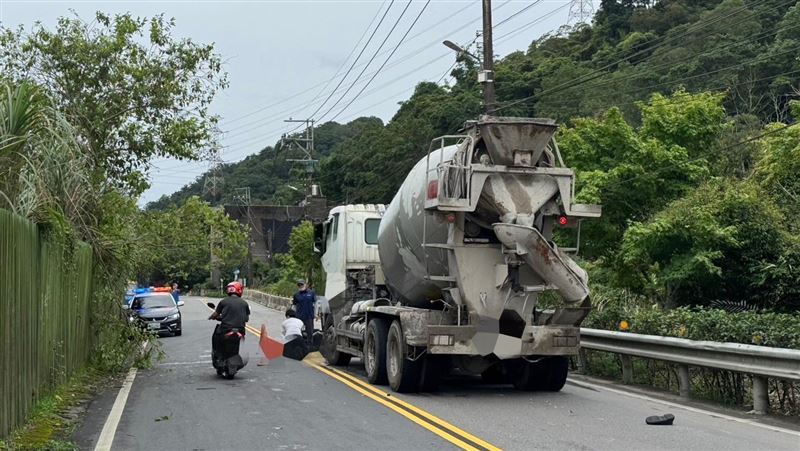 新/超車猛撞水泥車!三峽騎士噴飛命危