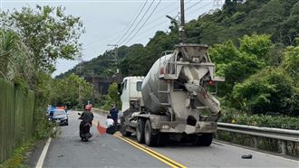 新／超車猛撞水泥車！三峽騎士噴飛命危
