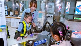 本次活動小朋友化身一日捷運站長，親身體驗售票、旅客引導及車站巡檢等工作內容。（圖／桃園捷運提供） 