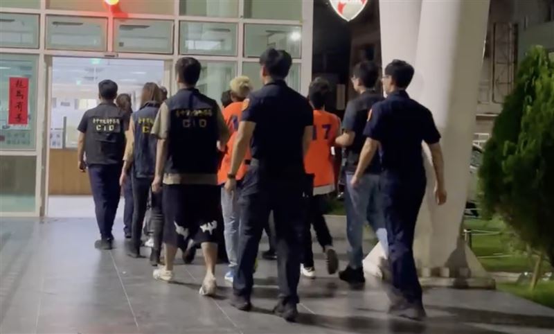 現場帶回4名涉嫌人外,經警方追查後又在龍井區、沙鹿區帶回7人,共8男3女。(圖/翻攝畫面)
