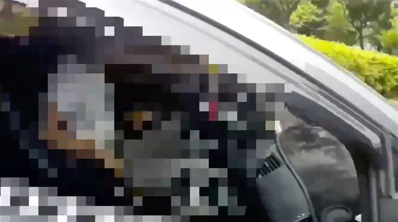 34歲的吳姓男子因未繫安全帶,駕駛小客車行經台北市南港區時遭到員警盯上。(圖/翻攝畫面)