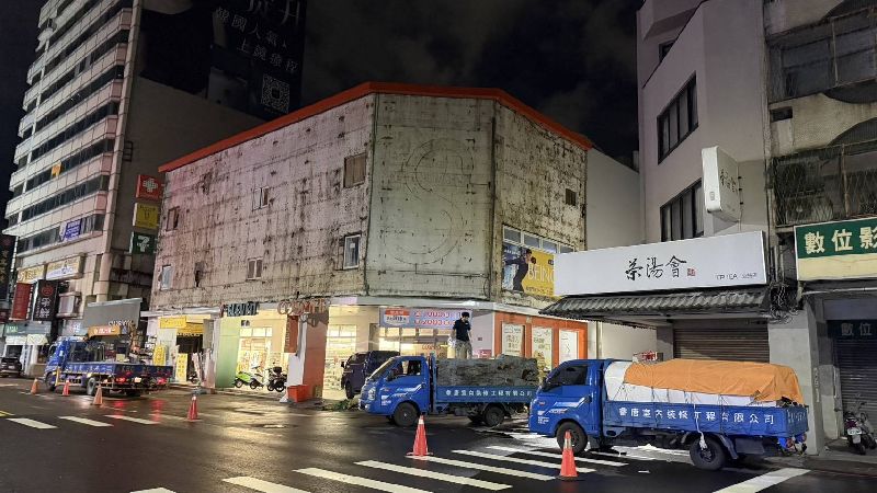 康是美招牌掉落後漏夜進行清理，掉落物及具危險性的懸掛招牌已全數排除。（圖／翻攝畫面）