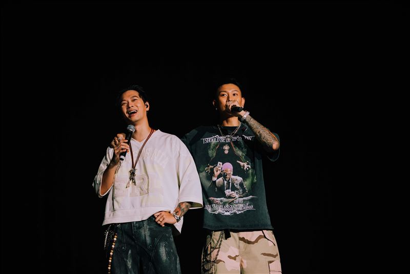 頑童MJ116「OGS」高雄巨蛋演唱會壓軸場，邀請壽星高爾宣（右）擔任嘉賓。（圖／本色音樂提供）