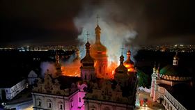 烏克蘭首都基輔於週一凌晨遭俄羅斯大規模空襲，被列入世界國家遺產的「基輔洞窟修道院」遭擊中，瞬間引起熊熊大火，重創烏克蘭人重要的信仰中心。（圖／翻攝自X平台 @JayinKyiv）