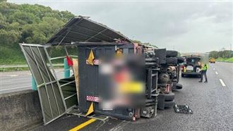 國3撞成團！2貨車翻覆　廂型車煞不住又撞