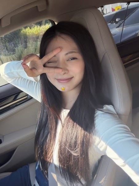 周子瑜坐在新車駕駛座內的畫面，引發粉絲推測她已悄悄購入新座駕。（圖／翻攝自周子瑜IG）
