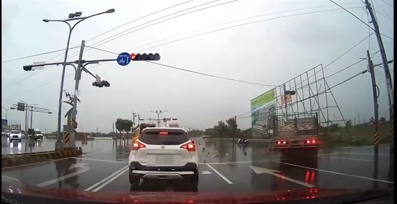 運豬車最後撞上護欄後停下。（圖／民眾提供）