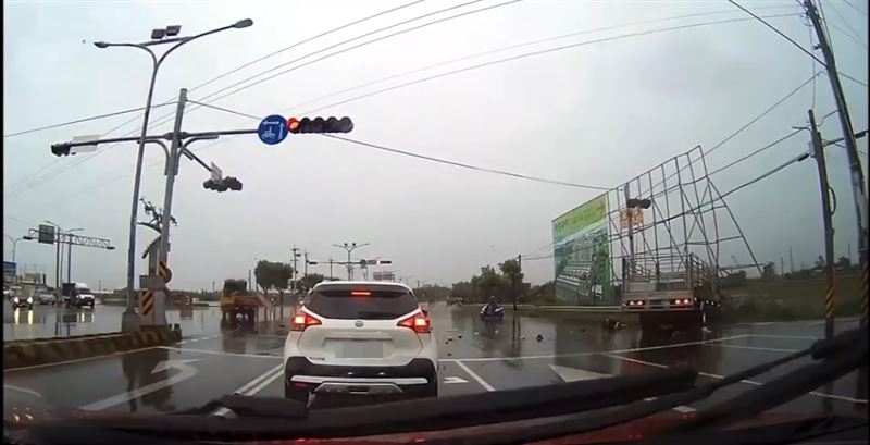 運豬車輾死騎士後,仍繼續失控往前衝,直到撞上廣告看板才停下。(圖/翻攝畫面)