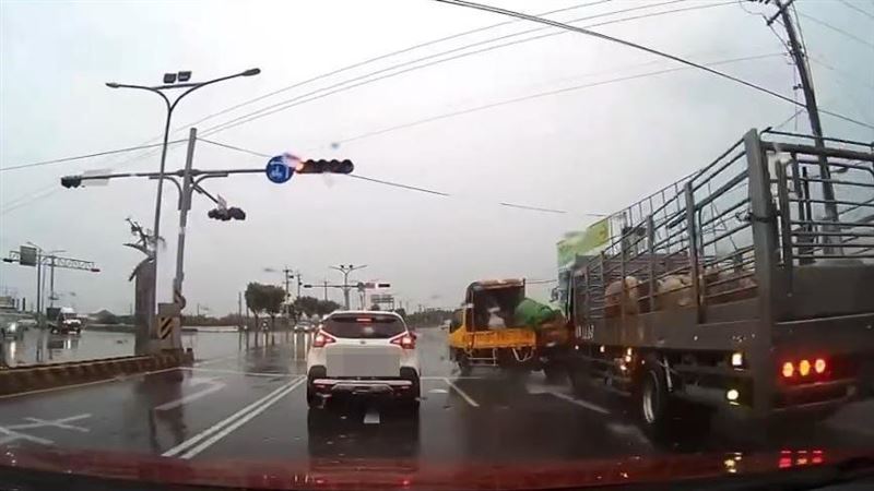 運豬車此時已將騎士輾進輪下。（圖／民眾提供）