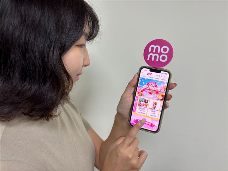 momo於《瘋GOAL 618年中慶》推出「618夏日瘋搶購」,集結逾6,000件旅遊、美食票券商品,祭出指定票券最低3折起。(圖/品牌業者提供)
