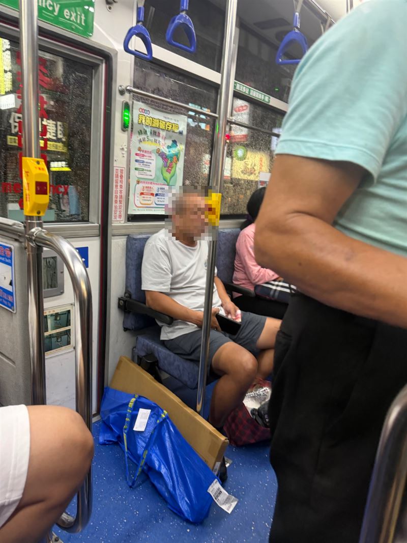 有妹妹搭乘公車時雨傘不慎碰觸到老翁,對方竟向她索討200元洗衣費。(圖/翻攝自threads@kt_039217)