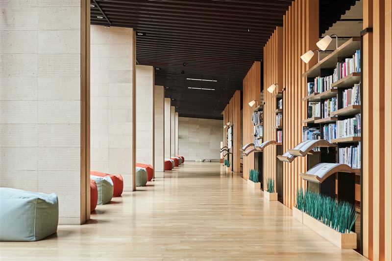 礁溪老爺酒店館內「二十四小時圖書館」,擁有超過1,500本涵蓋文學與在地的精選藏書。(圖/飯店旅宿業者提供)