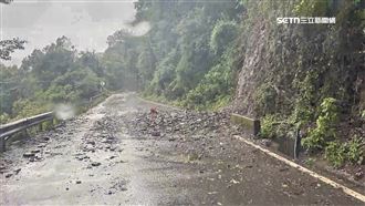 投89線土石流阻路過不去　怪手進駐搶通