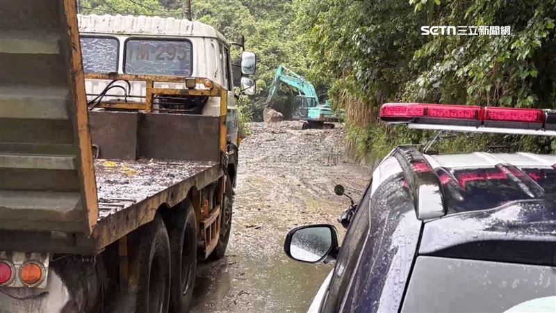 投89線多處坍方落石,怪手緊急搶通,但山區雨勢未歇,居民憂心道路再度中斷