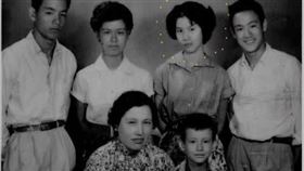 李香凝透過IG發出珍貴照片，是李秋源與父親李小龍的合照。（圖／翻攝自IG @therealshannonlee）