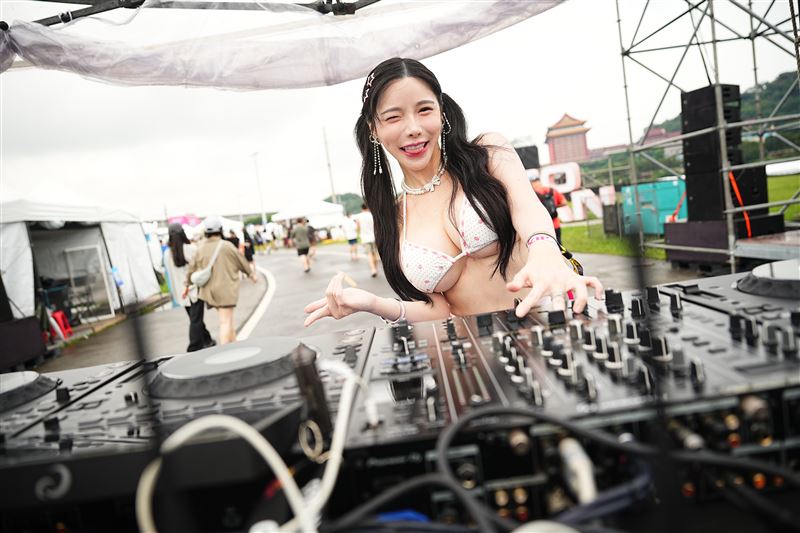 S2O Taiwan「平交道女神」AMBER NA藍星蕾在迎賓舞台坐鎮。(圖/大風吹創造)