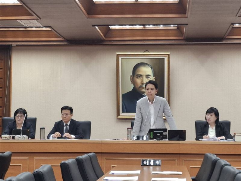 立法院教育及文化委員會今(15)日針對教師是否適任的「校事會議」爭議舉辦公聽會。(圖/記者周佩怡攝影)