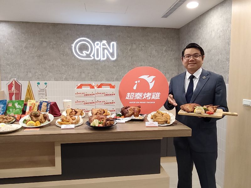 超秦宣布推出餐飲新品牌「超秦烤雞」，15日在桃園火車站商圈開出首家門市，董事長卓靖倫（圖）表示，希望透過自有通路直接接觸消費者。（圖／中央社）