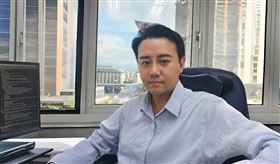周經翔分析師提出，市場對未來成長的預期與定價，反而比當年更加激進？這或許是投資人更值得思考的問題：這樣的市場氛圍，究竟代表技術革命的開始，還是風險偏好已經再次走向極端？最後想給投資人一個警鐘：「這波AI行情或許已來到尾聲，宜謹慎。」（圖/ 周經翔）