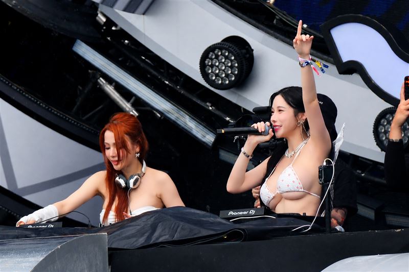 DJ VEENA與AMBER NA藍星蕾在S2O Taiwan萬人主舞台驚喜合體。(圖/大風吹創造)