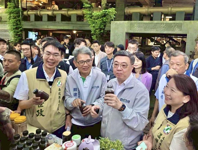 行政院長卓榮泰與南投縣長候選人温世政等人到南投縣水里蛇窯商圈參訪。(圖/温世政提供)