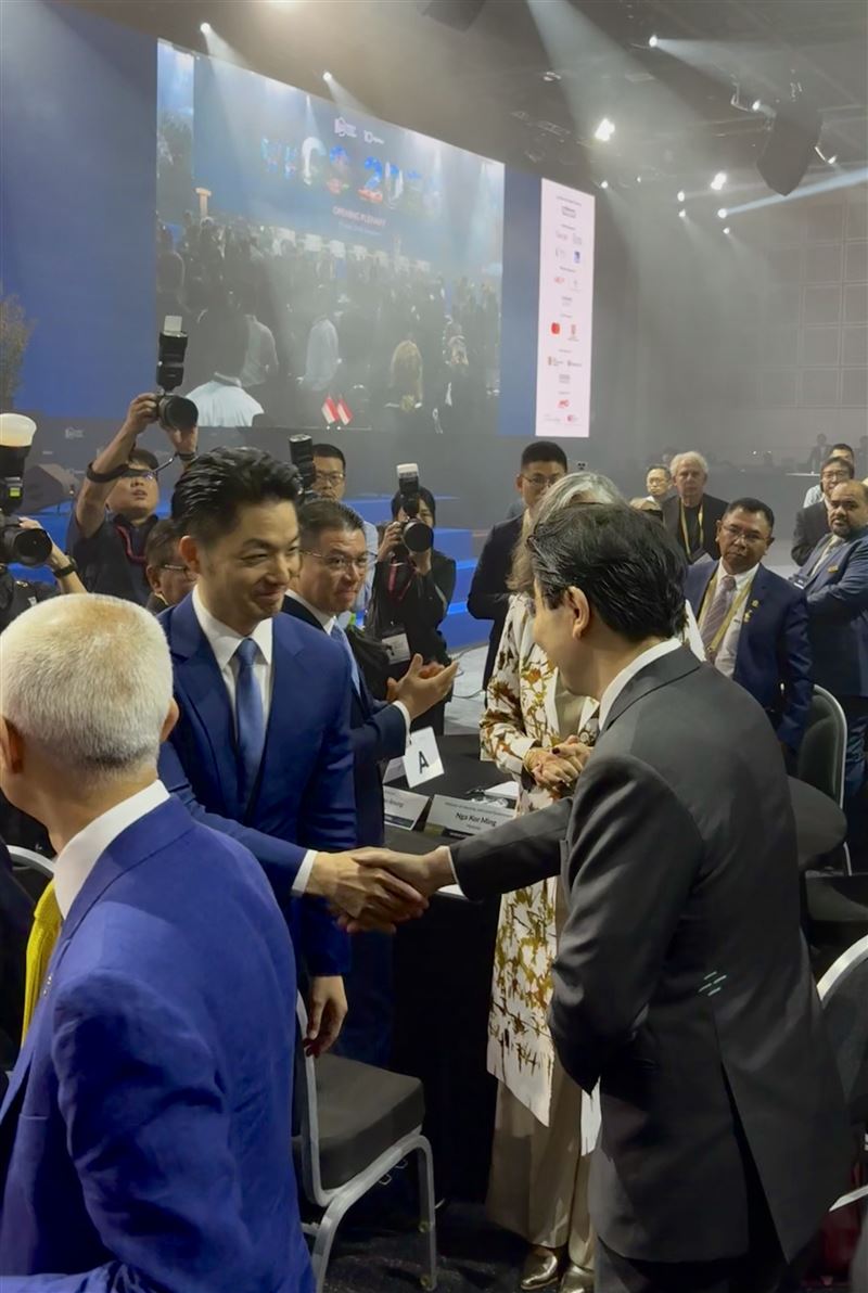 蔣萬安受邀出席2026世界城市高峰會開幕式，並與其他獲獎城市一同入座主桌，現場也和新加坡總理黃循財握手問候（圖／北市府提供）