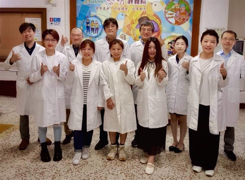遠方未來醫學基金會董事長，台大黃凱文教授（後排左3），動員台大醫院及雙和醫院的醫護人員，將愛傳播到後山，為偏遠地區弱勢民眾盡一份心力。（圖／遠方未來醫學基金會提供）