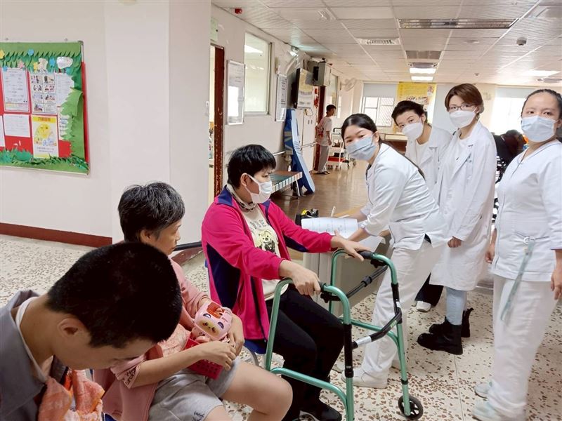 遠方未來醫學基金會與義煮團隊同行，把醫療、防癌與關懷帶到花蓮黎明教養院。（圖／遠方未來醫學基金會提供）