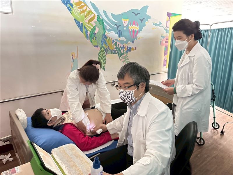 遠方未來醫學基金會前進花蓮黎明教養院進行義診，特別針對癌症進行防治。（圖／遠方未來醫學基金會提供）