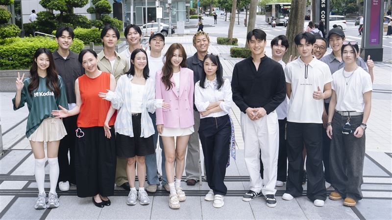 曾莞婷(左8)接下新戲。(圖/米神國際提供)