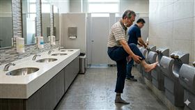 網友直擊一名男子在站內廁所使用烘手機吹腳。（示意圖／AI生成，非當事人）