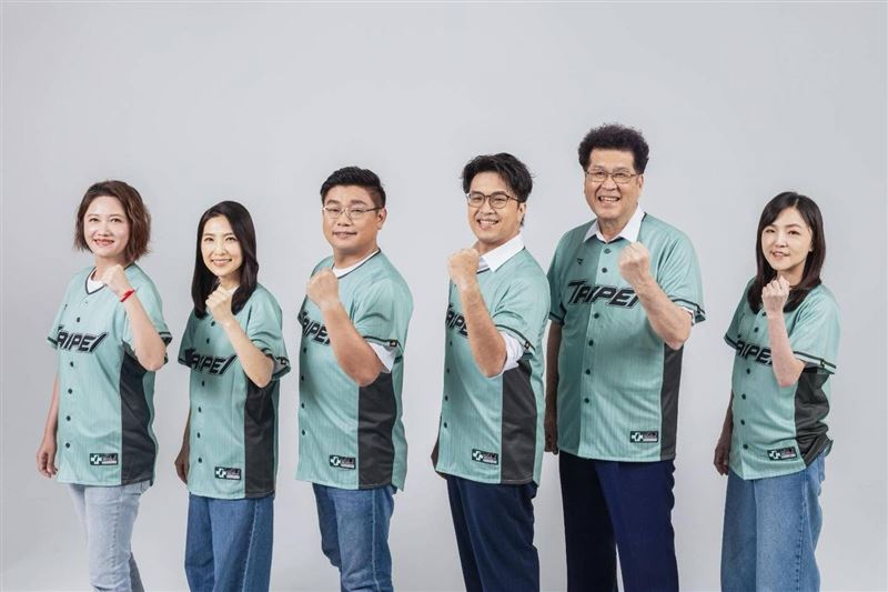 民進黨台北市長參選人、立委沈伯洋與「台北隊」6區議員小雞合體拍定裝照。（圖／翻攝沈伯洋臉書）