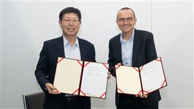 鴻海攜手施耐德電機，瞄準次世代AI資料中心基礎設施，將鴻海的機櫃製造優勢與施耐德的電力冷卻技術深度整合。雙方合作開發標準化解決方案，提升能源效率與建設速度，並預計於今年稍晚量產，強攻全球AI工廠商機。（圖／鴻海提供） 