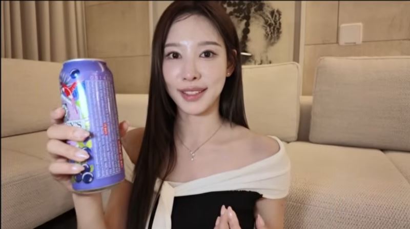 影片中,李娜妍一邊喝著啤酒,一邊坦誠地講述了自己的故事。(圖/翻攝自youtube @일단이나연 NAYEON)